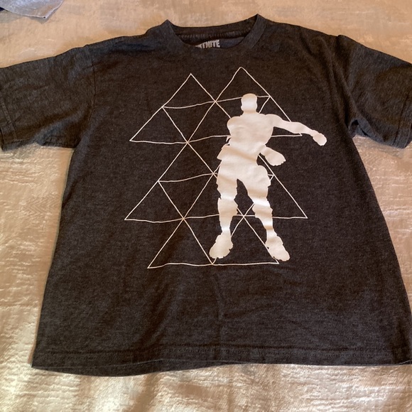 Fortnite t-shirt bundle. 4 t-shirts around size L & XL - Picture 9 of 10